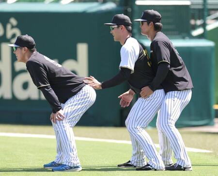 　トレーニングする（左から）豊田、栄枝、前川（撮影・北村雅宏）