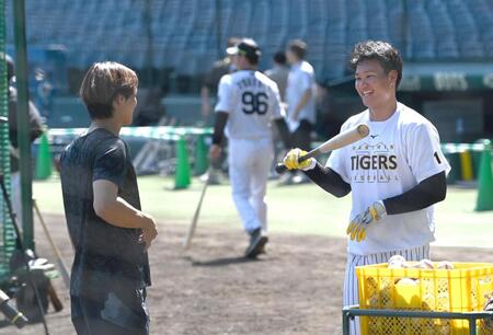 　藤原と談笑する森下（撮影・飯室逸平）