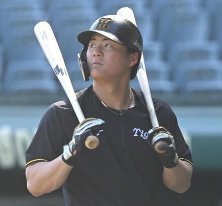 　打撃練習に向かう前川（撮影・飯室逸平）