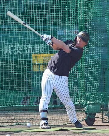 　フリー打撃で快音を響かせる前川（撮影・立川洋一郎）