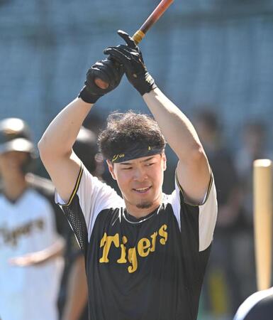 　打撃練習する佐藤輝（撮影・飯室逸平）