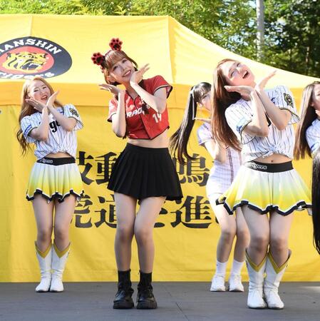 　ＴｉｇｅｒｓＧｉｒｌｓとパフォーマンスする台湾プロ野球のチアガール（撮影・西田忠信）