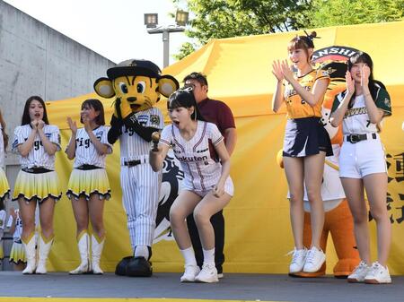 　ＴｉｇｅｒｓＧｉｒｌｓとけん玉対決する台湾プロ野球のチアガール（撮影・西田忠信）