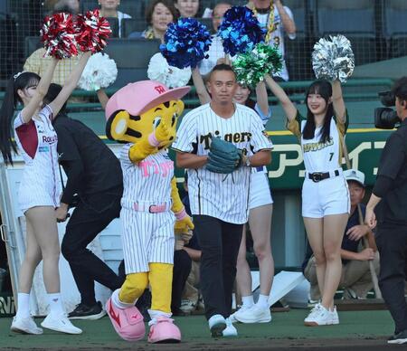 　ファーストピッチセレモニーでマウンドへ向かう蕭一傑氏（撮影・立川洋一郎）