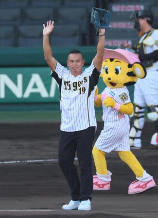 　ファーストピッチセレモニーを務めスタンドのファンに手を振る蕭一傑氏（撮影・立川洋一郎）