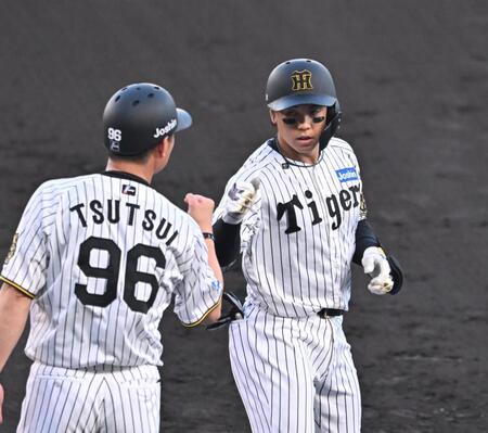 　２回、右前打を放った梅野（右）＝撮影・西田忠信