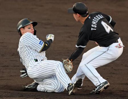 　２回、二盗に失敗する梅野（撮影・立川洋一郎）