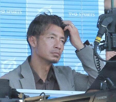 　解説ブースに座る鳥谷敬氏（撮影・北村雅宏）