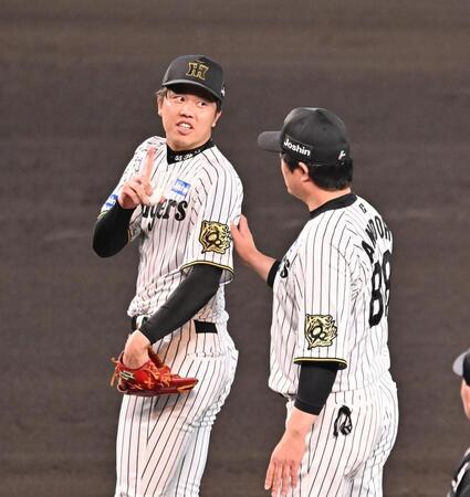 【写真】無情にも打球が直撃　瞬間、顔をしかめる才木