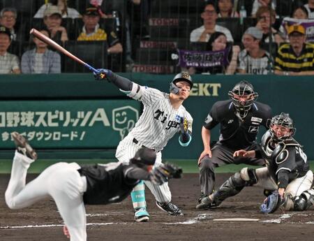 　６回、空振り三振に倒れる佐藤輝（撮影・立川洋一郎）