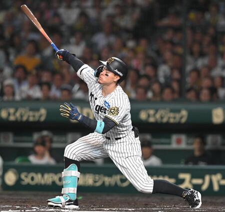 　６回、３打席連続の空振り三振に倒れる佐藤輝（撮影・飯室逸平）