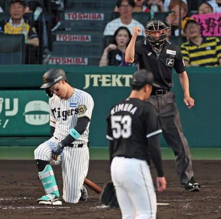 　３回、空振り三振に倒れて膝をつく佐藤輝（撮影・立川洋一郎）