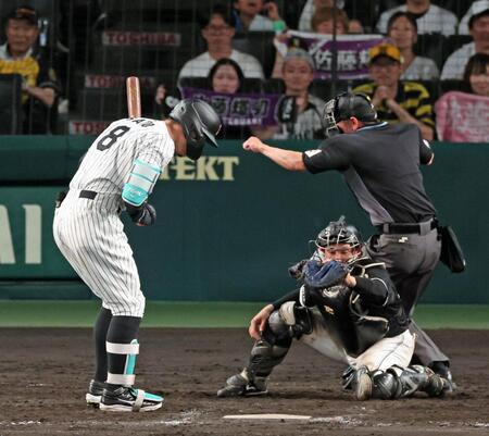 　９回、見逃し三振に倒れる佐藤輝（撮影・立川洋一郎）