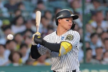 　３回、死球を受ける森下（撮影・北村雅宏）