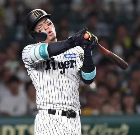 　９回、空振りする佐藤輝（撮影・北村雅宏）