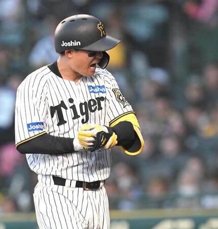 　３回、死球を受け痛がる森下（撮影・飯室逸平）