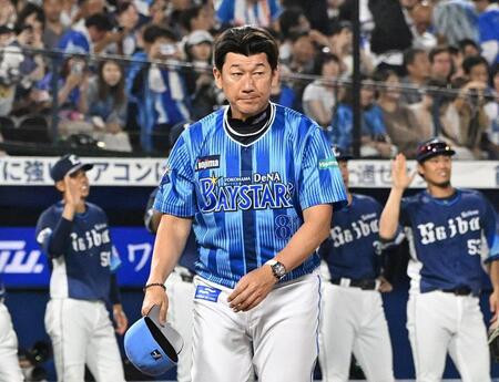 　西武に敗れ、引き揚げる三浦監督