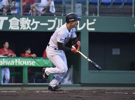 　左中間に二塁打を放つ佐野