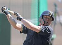 　打撃練習する前川（撮影・北村雅宏）