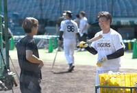 　藤原と談笑する森下（撮影・飯室逸平）
