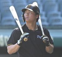 　打撃練習に向かう前川（撮影・飯室逸平）