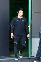 　トレーニングを終え、取材対応に向かう石井（撮影・山口登）