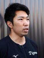 　トレーニングを終え、取材に応じる石井（撮影・山口登）