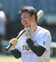 　バットを手に笑顔の森下（撮影・飯室逸平）