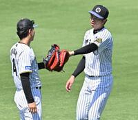 　キャッチボールを終えた才木（右）＝撮影・西田忠信