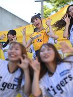 　ＴｉｇｅｒｓＧｉｒｌｓとパフォーマンスする台湾プロ野球のチアガール（撮影・西田忠信）