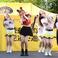 　ＴｉｇｅｒｓＧｉｒｌｓとパフォーマンスする台湾プロ野球のチアガール（撮影・西田忠信）