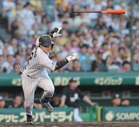 　２回、右前打を放つ梅野（撮影・北村雅宏）