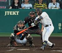 　２回、右前打を放つ梅野（撮影・立川洋一郎）