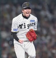 　６回、ピンチで山本を空振り三振に仕留め、ほえる才木（撮影・北村雅宏）