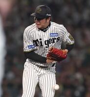 　７回、高部の打球が才木の右手を直撃する（撮影・北村雅宏）