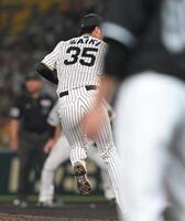 　７回、高部の打球を止める才木（撮影・飯室逸平）