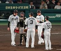 　７回、藤原に２点適時打で勝ち越され、肩を落とす才木（左端）＝撮影・立川洋一郎