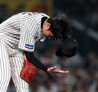 　７回、藤原に勝ち越しとなる２点適時打を浴びた才木（撮影・北村雅宏）