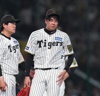 　７回途中、交代を告げられた才木（右）＝撮影・北村雅宏