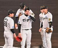 　７回、藤原に勝ち越しの２点打を許し、降板を告げられた才木（左から２人目）＝撮影・西田忠信