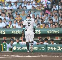 　１回、空振り三振に倒れベンチへ戻る佐藤輝（撮影・飯室逸平）