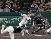 　６回、空振り三振に倒れる佐藤輝（撮影・立川洋一郎）