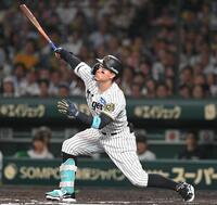 　６回、３打席連続の空振り三振に倒れる佐藤輝（撮影・飯室逸平）