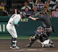 　９回、見逃し三振に倒れる佐藤輝（撮影・立川洋一郎）