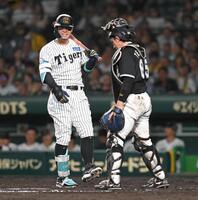 　９回、見逃し三振に倒れる佐藤輝（撮影・飯室逸平）