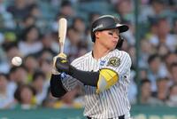 　３回、死球を受ける森下（撮影・北村雅宏）