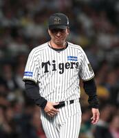 　７回、才木の交代を告げた藤川監督（撮影・北村雅宏）