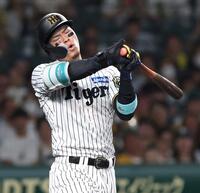 　９回、空振りする佐藤輝（撮影・北村雅宏）