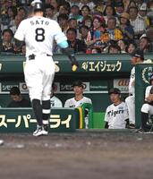 　９回、４打席連続三振の佐藤輝（８）にベンチで厳しい表情の藤川監督（撮影・飯室逸平）