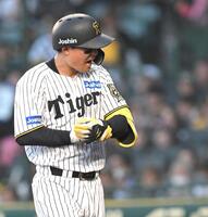 　３回、死球を受け痛がる森下（撮影・飯室逸平）